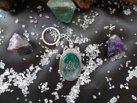 Portachiavi Triquetra resina blu, amuleto celtico per equilibrio e connessione interiore.