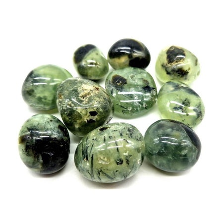 Prehnite burattata naturale color verde chiaro con inclusioni scure