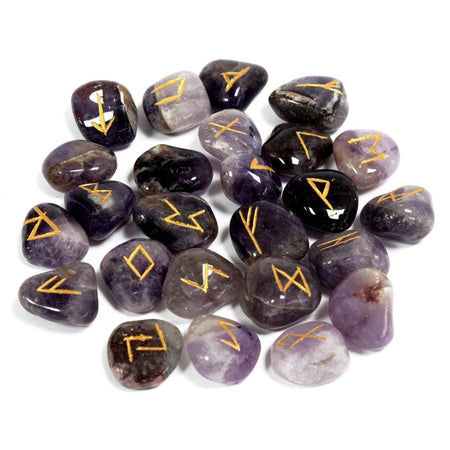 Set di rune incise in ametista naturale con simboli dorati del Futhark