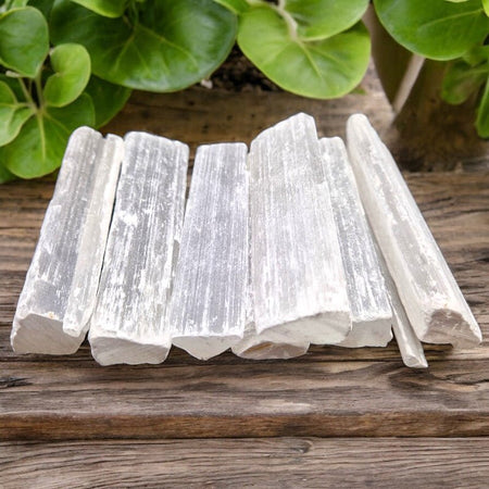 cristallo di selenite naturale per meditazione e ricarica minerali