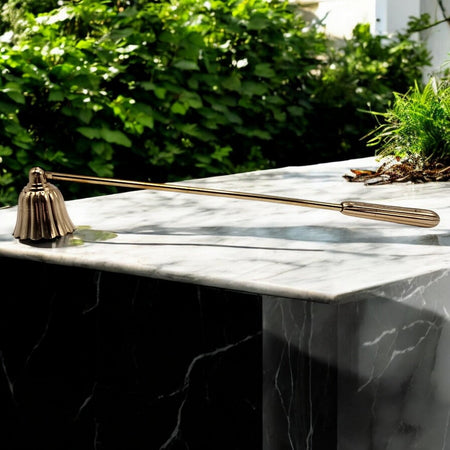 Spegni candela dorato in metallo con manico lungo