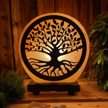 Elegante lampada di sale naturale con motivo Albero della Vita che crea un effetto luminoso rilassante