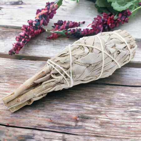 Smudge naturale a torcia di salvia bianca per purificazione energetica