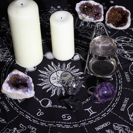 Esempio con candele ed oggetti sul telo da altare con simboli zodiacali, ideale per rituali e meditazione