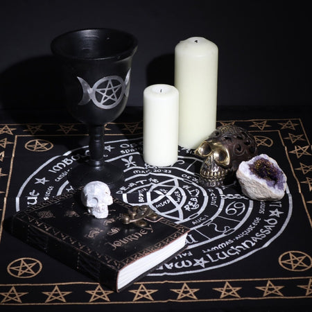 Esempio di utilizzo della tovaglia da altare con triquetra con candele, oggetti, calice