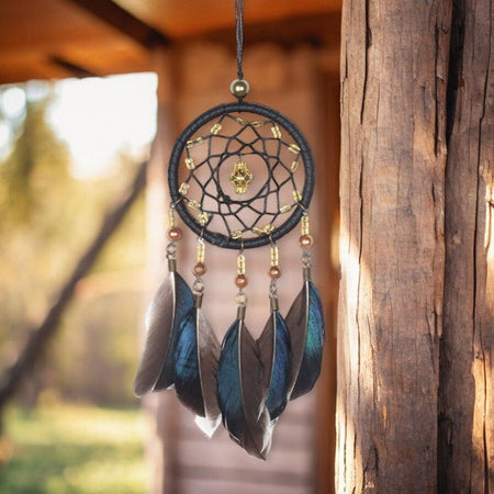 Acchiappasogni artigianale con piume naturali scure e ciondolo dorato centrale