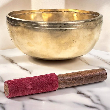 batacchio elegante feltro rosso e legno per pratiche spirituali