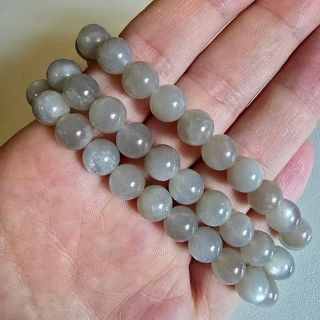 Bracciale in pietra di luna naturale con perle 8 mm, gioiello elegante che favorisce intuizione ed equilibrio.