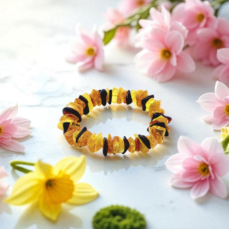 Bracciale per bambini in ambra russa naturale, con design barocco su comodo filo elastico.