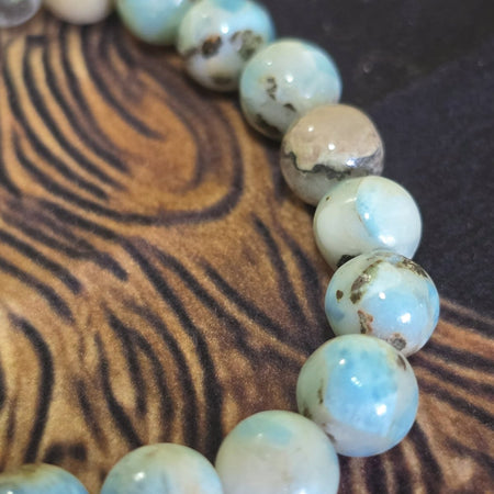 Bracciale in larimar naturale 8 mm, gemma turchese con venature bianche, simbolo di calma e protezione.