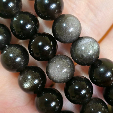 Bracciale in ossidiana argentata naturale con perle 8 mm, gioiello elegante che offre protezione e radicamento.