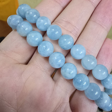 Bracciale in acquamarina naturale con perle 8 mm, pietra azzurra che porta calma ed equilibrio interiore.