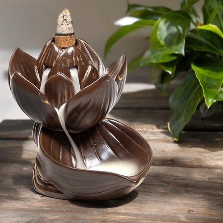 Brucia Incenso a Cascata in Ceramica a forma di Loto posizionato in un bellissimo appartamento