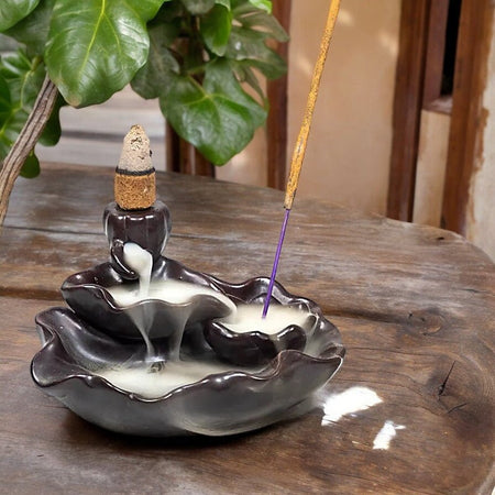 Brucia Incenso che mostra un rilassante laghetto di fumo bianco