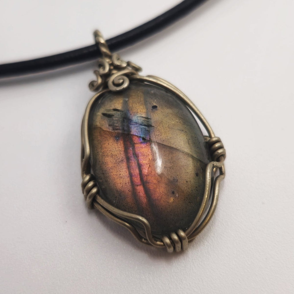 Collana con ciondolo a forma di chiave con pietra preziosa avvolta in filo di rame - Italia