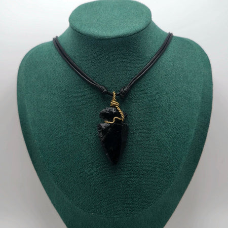 Collana con Ciondolo di Punta di Ossidiana con Cordino in Cuoio