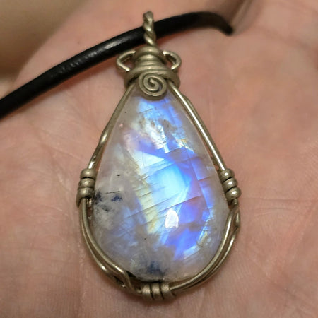 Collana artigianale con pendente a goccia in labradorite bianca canadese extra aaa iridescente