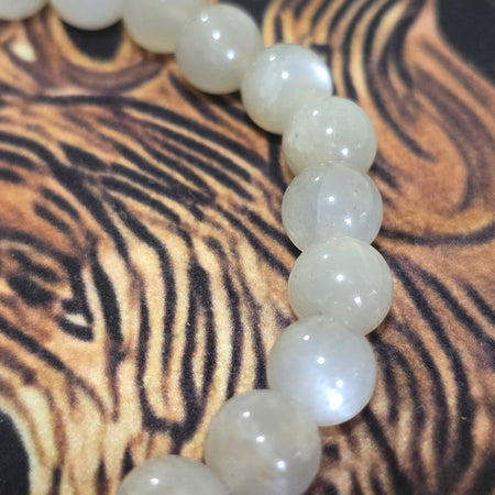 Bracciale con riflessi luminosi in pietra di luna con perle levigate 8 mm, ideale per la serenità interiore.