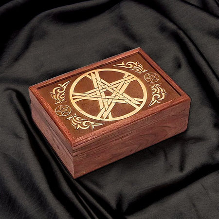 scatola legno intagliata con pentacolo per tarocchi e oggetti rituali