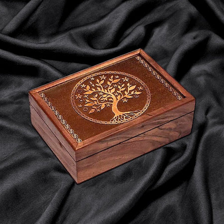 Scatola chiusa in legno con incisione dell’Albero della Vita, portagioielli o tarocchi