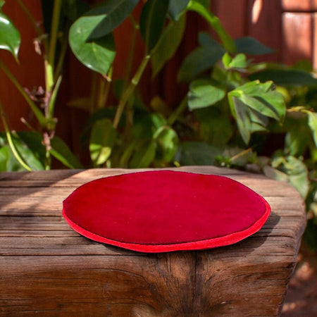 supporto imbottito rosso per campana tibetana stabilità e suono puro