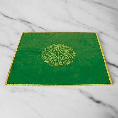 tappetino velluto verde con ricamo labirinto celtico giallo per meditazione e pratiche spirituali