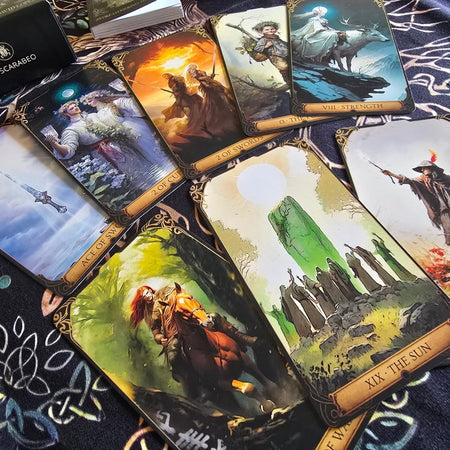 tarocchi del druido andrea cogerino carte stese in primo piano