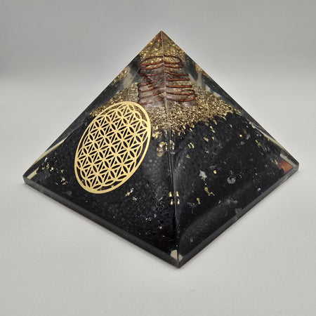 Piramide di Orgonite Fiore della Vita con Tormalina Nera (±7x7x6 cm)