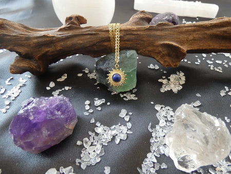 Pendente con sole e lapislazzuli, perfetto per chi cerca un amuleto di luce e saggezza profonda.