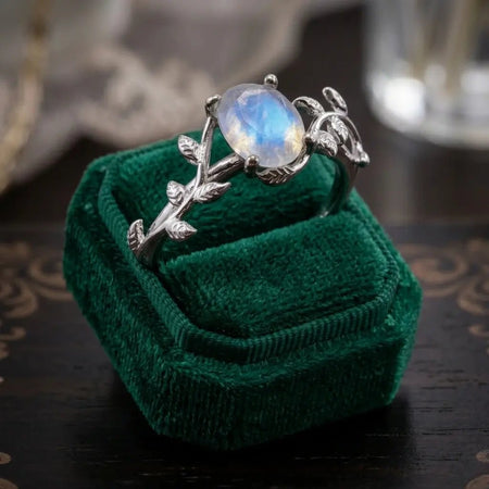Anello in argento sterling 925 placcato platino con pietra di luna adularia naturale e riflessi azzurri.