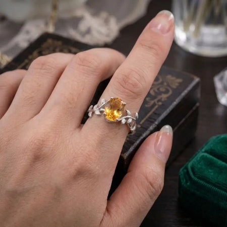 Anello in argento lucido indossato, dettaglio della trasparenza del citrino e del taglio.