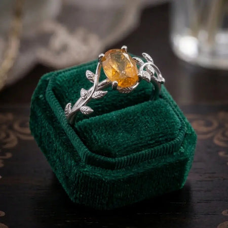 Anello regolabile in argento 925 placcato platino con pietra di citrino naturale color oro giallo trasparente.