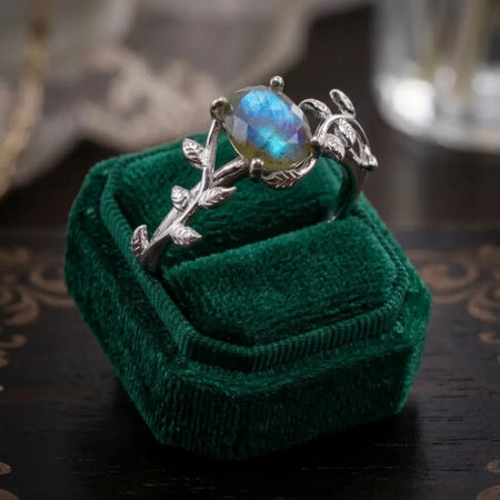 Anello regolabile in argento 925 placcato platino con incastonata una labradorite naturale dai riflessi blu.