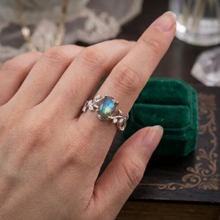 Dettaglio della pietra labradorite con labradorescenza su montatura in argento lucido.
