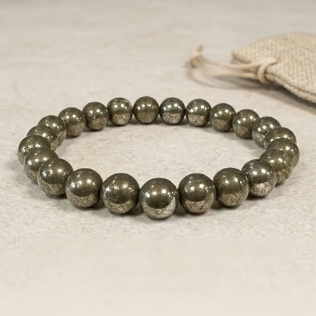 Bracciale elastico di sfere in pirite naturale con lucentezza metallica dorata.