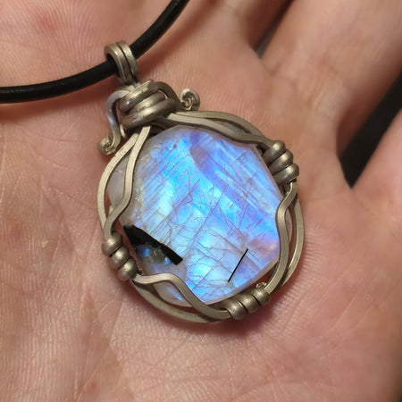 Collana Artigianale con Ciondolo in Labradorite Bianca