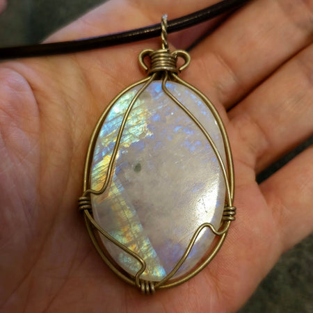 Collana con Ciondolo in Labradorite Bianca dai Riflessi Unici