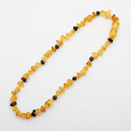 Collana in chips di ambra russa naturale per bambini su sfondo bianco