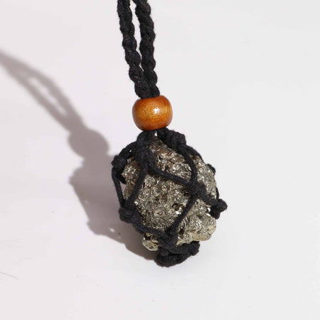 cordino nero in macramè con perline di legno per pietre burattate e grezze