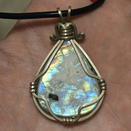 gioiello artigianale con labradorite bianca canada e chiusura in alpacca