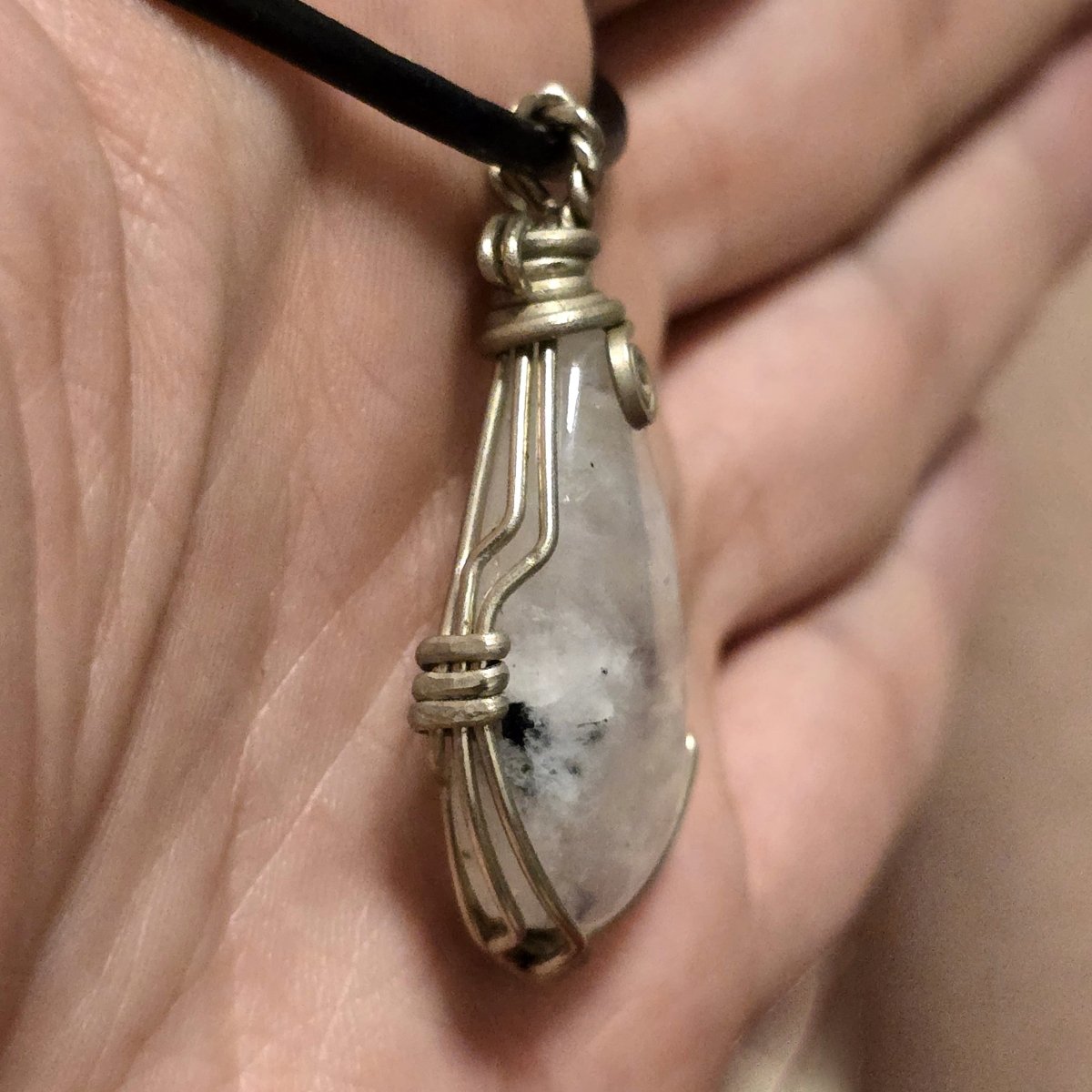 Labradorite naturale 170,20 carati. Ciondolo ovale in filo di rame con Labradorite naturale 170,20 carati. Ciondolo ovale in filo di rame con