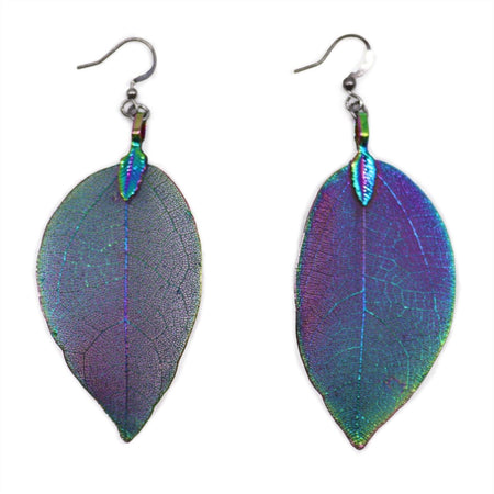 Orecchini con Vera Foglia con colori tendenti a blu, viola, verde, ciano