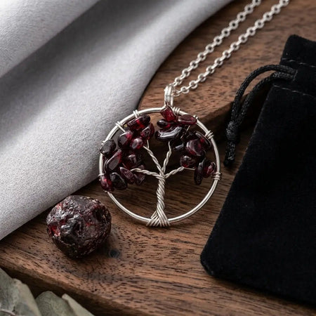 Ciondolo Albero della Vita in Argento e Granato su legno con sacchetto di velluto nero.