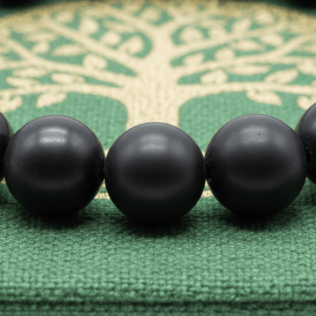 Dettaglio bracciale shungite naturale 8 mm, pietra minerale nera energetica